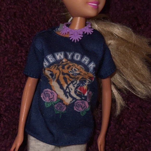 Barbie Doll with blonde hair, NY shirt & sweatpants, purse, necklace & hair comb - Picture 5 of 8